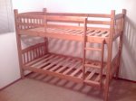 Łóżko piętrowe 3 osobowe jest idealnym pomysłem do małego mieszkania, jednak wiadomo, iż każdy malec chciałby mieć swoje łóżko dziecięce!